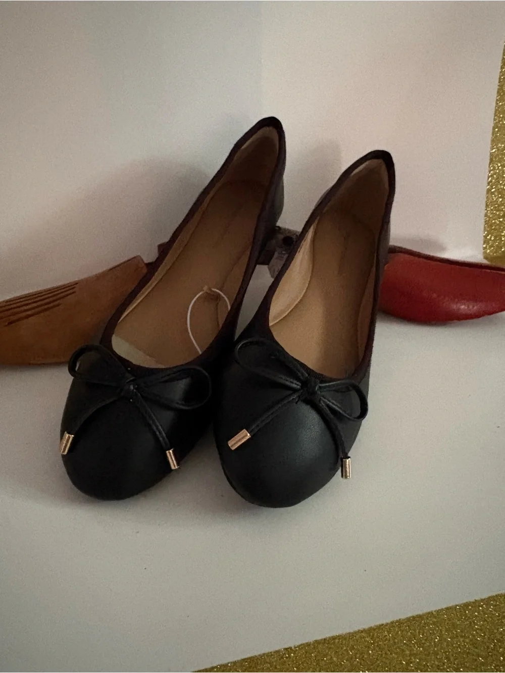 Amazon Essentials Black Bow Ballet Flats with Gold Tips - Picture 1 of 7